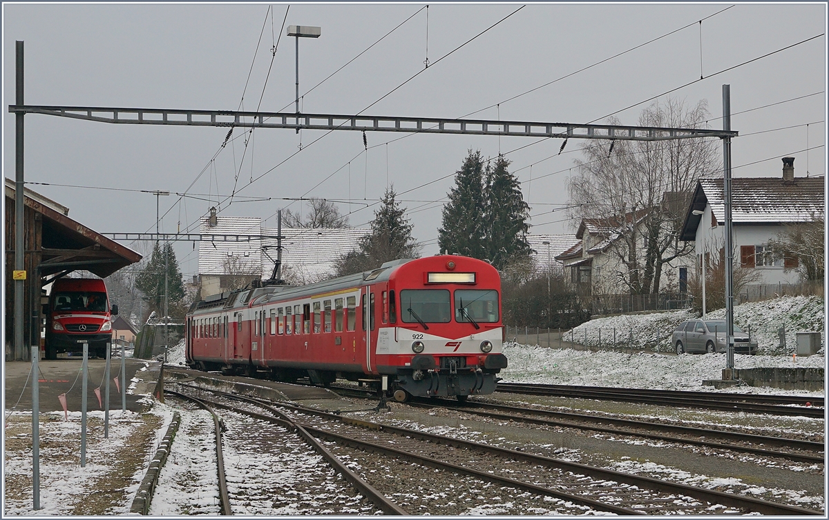 Hier endet oder beginnt, je nach Standpunkt die Eisenbahn in der Schweiz: Bonfol. Doch dem war nicht immer so: Früher ging die Strecke weiter Dannemaire in Frankreich.
Die Strecke nach Pfetterhouse - Dannemaire, dessen  Konzession der Kaiser Wilhelm im Juni 1904 unterschrieb, wurde im Okt 1910 eröffnet und 1965 von der SNCF stillgelegt.

Im Bahnhof waretet der CJ Pendelzug mit dem noch als Bt 50 85 80-35 922-4 bezeichneten ABt und dem RBDe 4/4 I mit der Bezeichnung RBDe 94 85 7 566 222-6 auf die Rückfahrt nach Porrentruy.

11. Jan. 2019