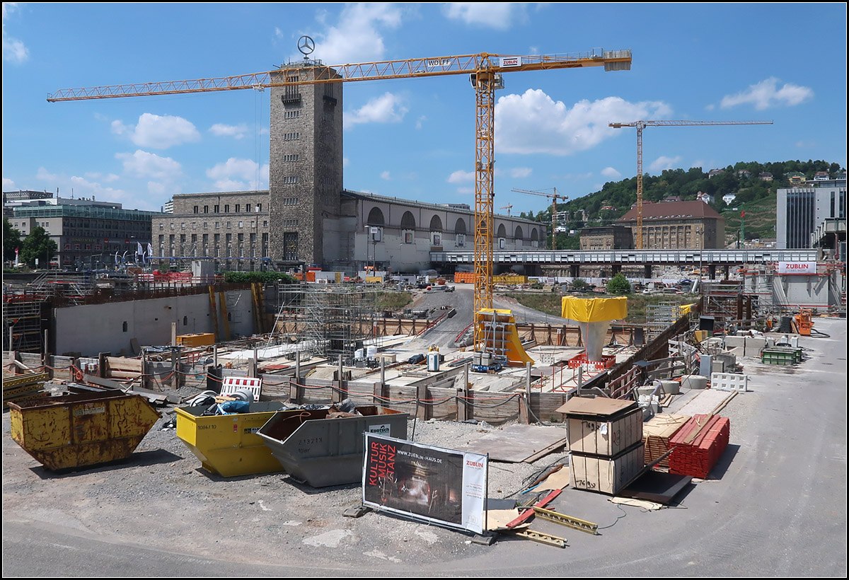 Hier entsteht ein neuer Hauptbahnhof -

Ein aktueller Blick in die Baugrube des neuen Stuttgarter Hauptbahnhofes. Hier sind die vier Bahnsteige erkennbar, eine Seitenwand sowie rechts mit der gelben Plane die erste Kelchstützen, welche zusammen mit den Lichtaugen später die Architektur der Bahnsteighalle prägen werden.

Die Aufnahme war so nur mit meiner neuen Kompaktkamera möglich, mit der Spiegelreflex wäre ich gar nicht durch das engmaschige Gitter gekommen. Qualitativ ist die Aufnahme aber auch nicht schlechter.

05.07.2017 (M)