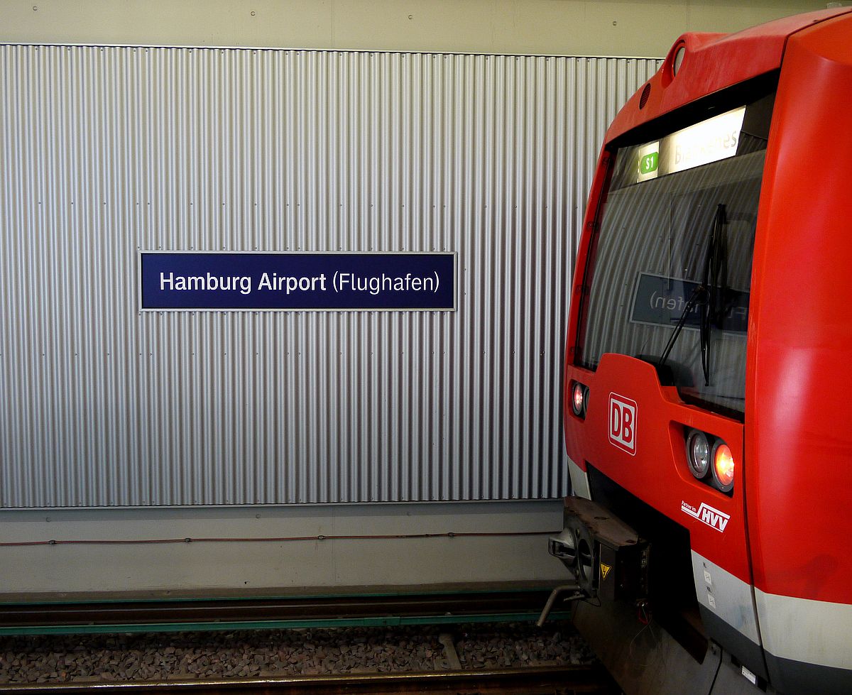 Hier erfährt auch der letzte Unwissende, was Airport auf Deutsch heißt! S-Bahnstation am Hamburger Flughafen Fuhlsbüttel. 1.5.2014