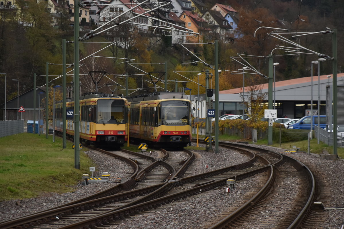 Hier erhaschen wir einen Blick in die Abstellung in Bad Wildbad.
Das Bild entstand am 23. November 2019 und zusehen sind die AVG Triebwagen 815 und 920 die jeweils noch einen Triebwagen vorsich stehen haben.