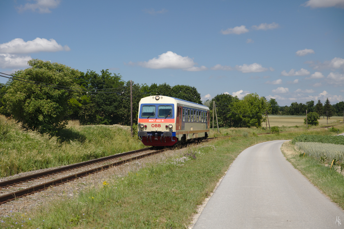 Hier erklimmt der 5047 022 die Steigung von Raggendorf nach Auersthal. Das bekannte Ortsbild befände sich rechts außerhalb das Bildrands. (21.06.2019)