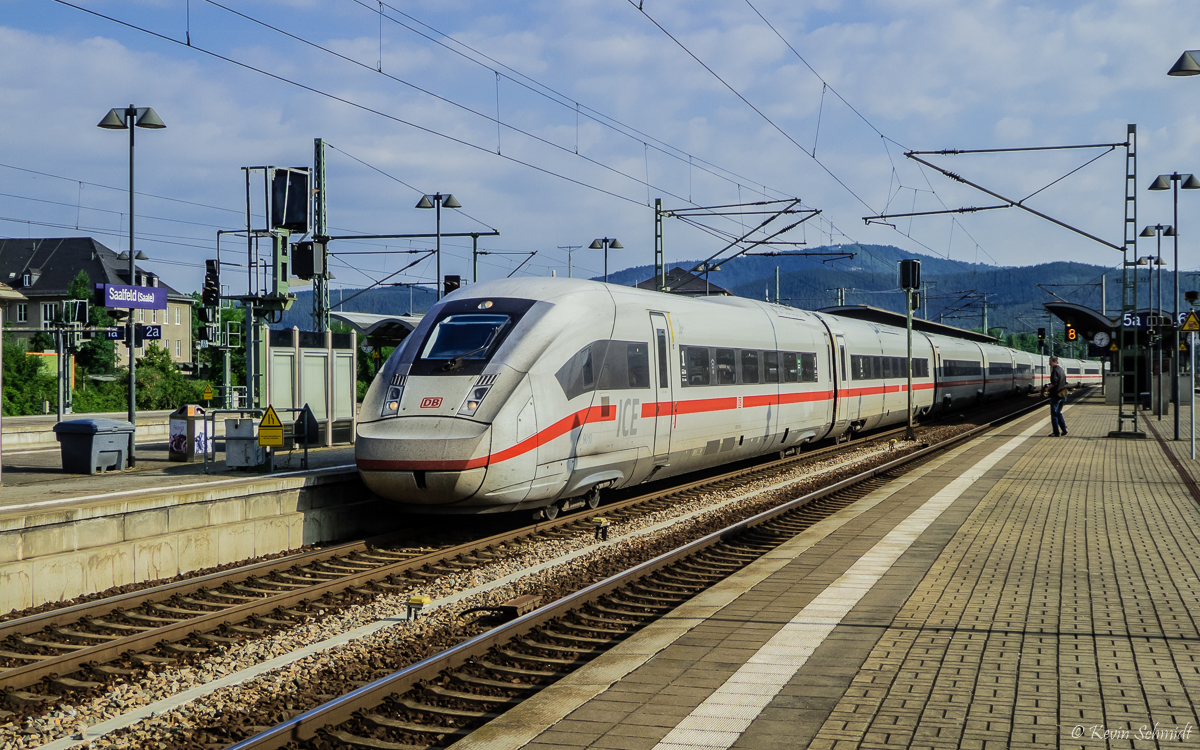 Hier erreicht ICE 503 auf seiner Umleitungsstrecke den Bahnhof Saalfeld(Saale) auf Gleis 4 zur Fahrt von Berlin nach München. Wegen einer gut eintägigen Sperrung des Bahnhofs Erfurt verkehrten an jenem Tag alle ICE-Linien Berlin - München noch einmal über die Altstrecke durch Saaletal und Frankenwald. (22.06.2019)