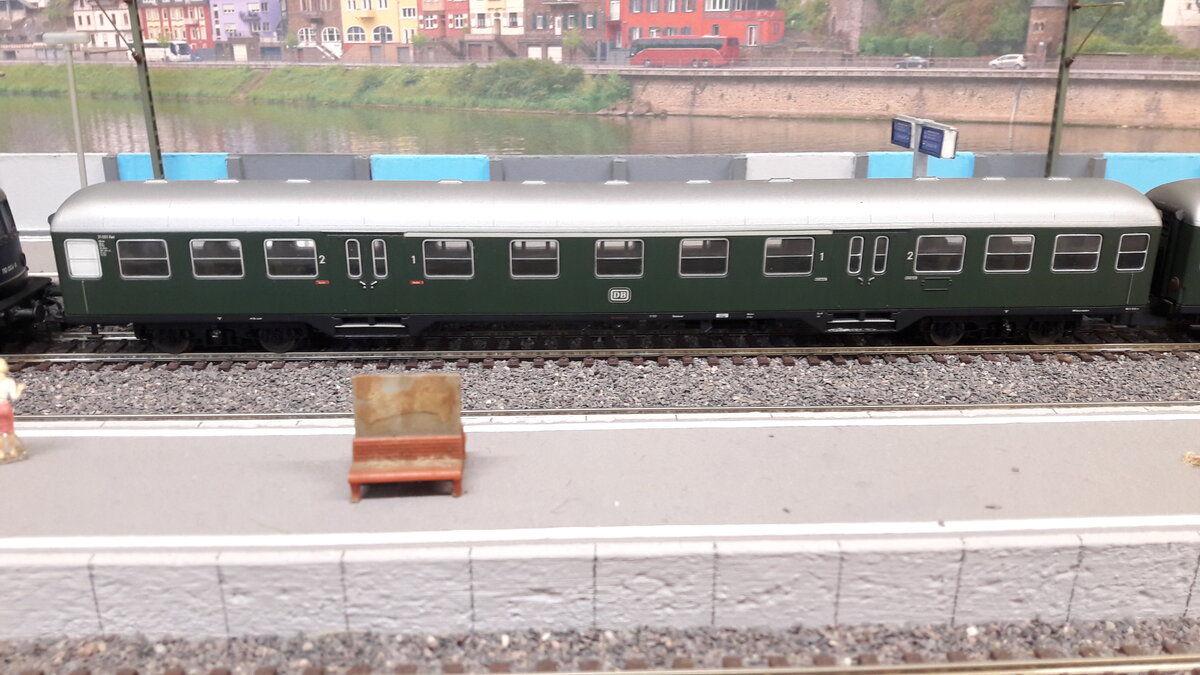 Hier einer der ersten n-Wagen in der Ursprungsfarbe grün. Diesmal ein 1/2.Kl Wagen
Der Begriff n-Wagen kommt eigentlich aus der Edelstahlausführung des Wagen, also nicht rostend. Die späteren Serienwagen wurden nicht mehr lackiert, sondern bekamen auf die Edelstahlhaut das Pfauenmuster aufpoliert wie man die Wagen Jahrzehnte kannte, daher auch der Begriff Silberling. Top Modell von Lima 