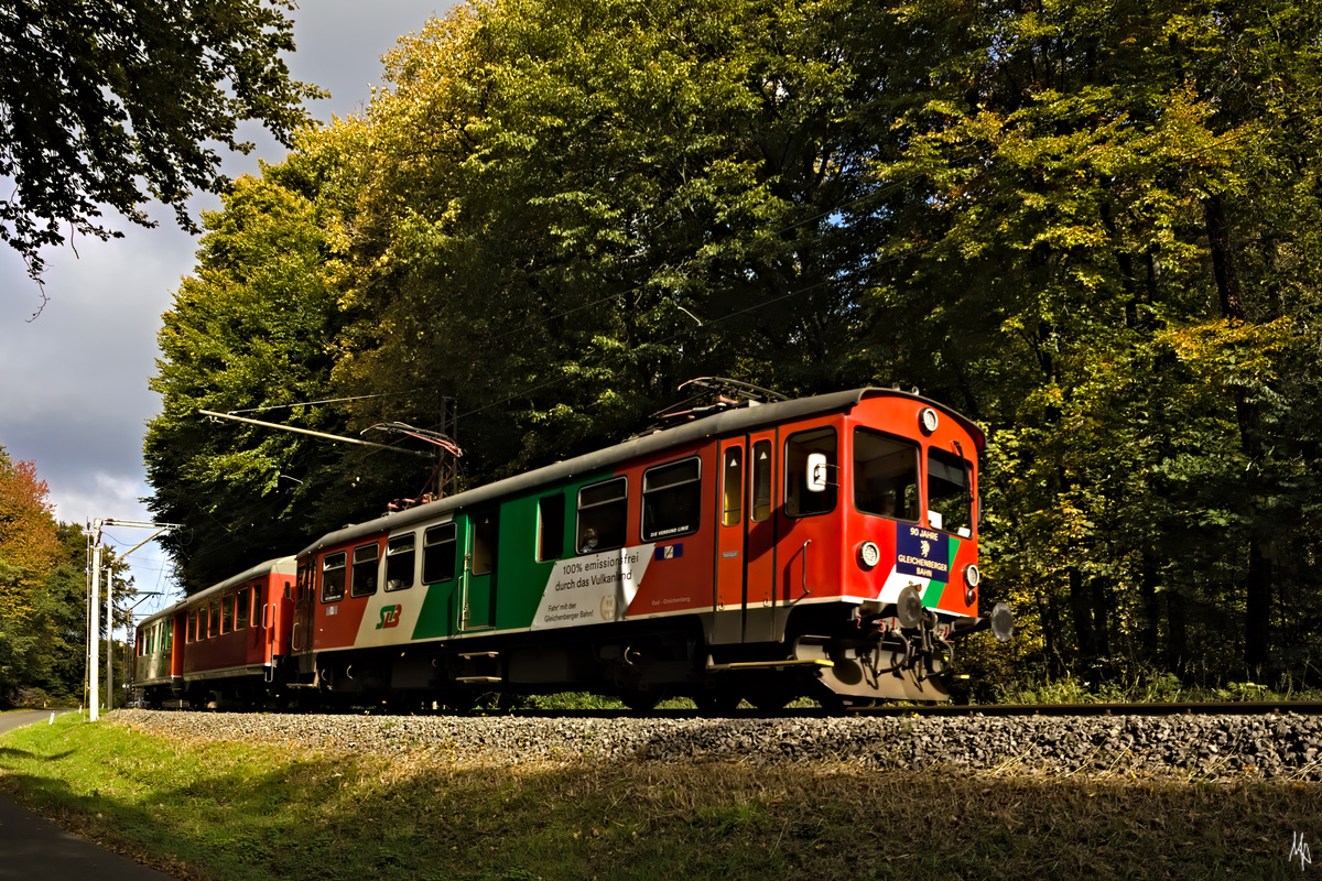 Hier der ET2 samt Personenwagen bei der Ausfahrt aus Gnas Richtung Bad Gleichenberg. Die Mitnahme eines zusätzlichen Wagens war aufgrund einer angemeldeten Reisegruppe notwendig. (23.10.2021)