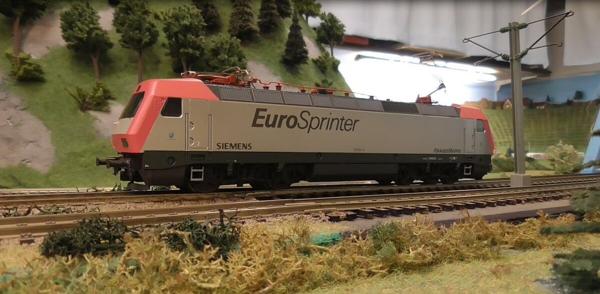 Hier etwas besonderes, die 127 001, sie war der Erprobungsträger für Drehstromtechnik der Siemens ES64 Familie, also die Urlok der ES 64 Eurosprinter Familie. Es ist bei uns die einzige Lok in der Form, man kann aber viele ausländische Maschinen von Siemens in ähnlicher Variante sehen , viele für Griechenland, Spanien und Portugal. Unsere 127 gehört heute zum Prüfcenters Wegberg-Wildenrath als PCW 8, sehr schönes Modell von Lima 208412 , DC nachdigitalisiert. 