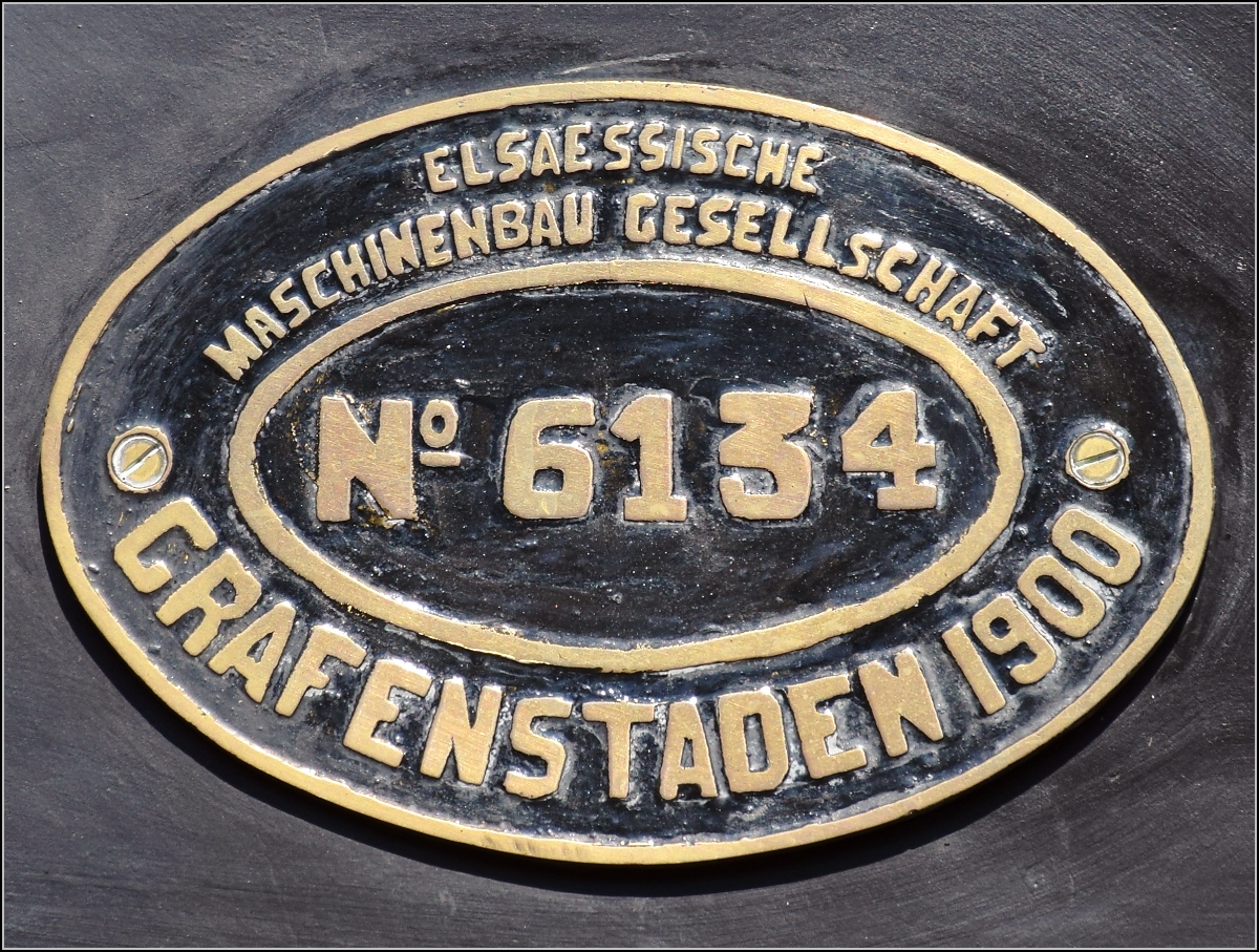Hier das Fabrikschild von Grafenstaden auf der Lok 030 TB 134  Theodor  der Museumsbahn CFTR. Die Indienststellung von Nr 6134 war 1900. Artzenheim, April 2019.