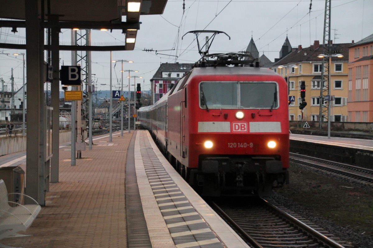 Hier fährt 120 140 mit ihrem IC am 15.1.14 in Koblenz Hbf ein.