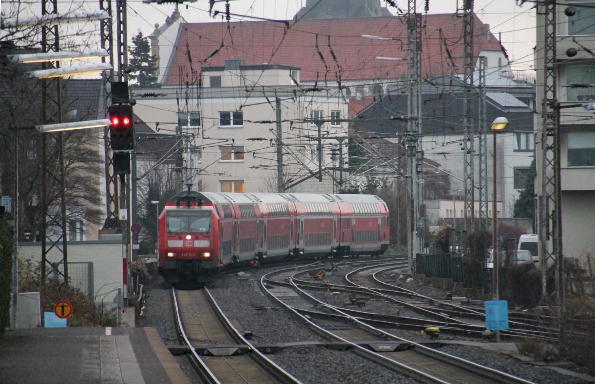 Hier fährt 146 023 mit ihrem Doppelstockpark zur Bereitstellung am 20.12.13 in den Paderborner Hbf ein. Die Fahrt wird dann kurze Zeit später durch das Ruhrgebiet nach Aachen führen.