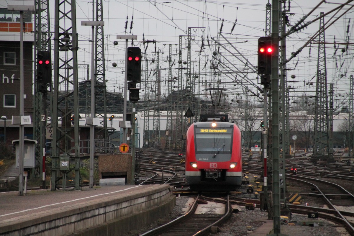 Hier fährt 422 548 als S5/S8 nach Dortmundh Hbf am 21.12.13 in den Zielbahnhof Hbf ein.