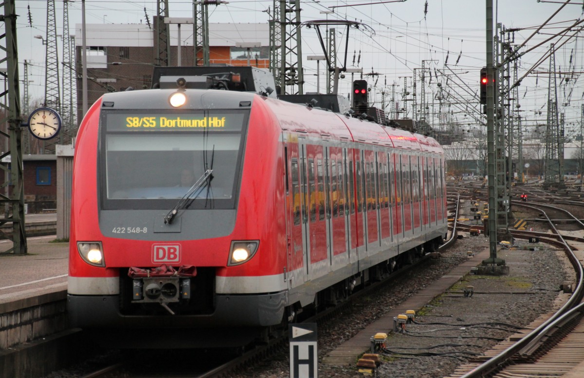 Hier fährt 422 548 als S5/S8 am 21.12.13 in den Zielbahnhof Dortmund Hbf ein.