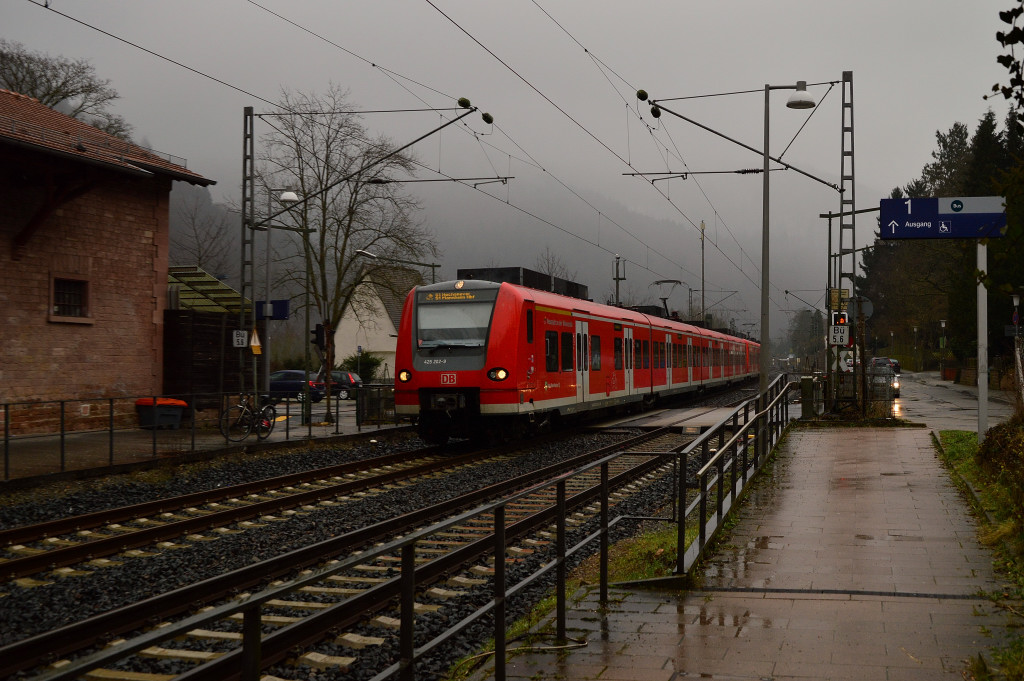 Hier fährt der 425 202-9 Neustadt an der Weinstraße als S1 nach Hochspeyer in Schlierenbach-Ziegelhausen ein. 1.2.2015