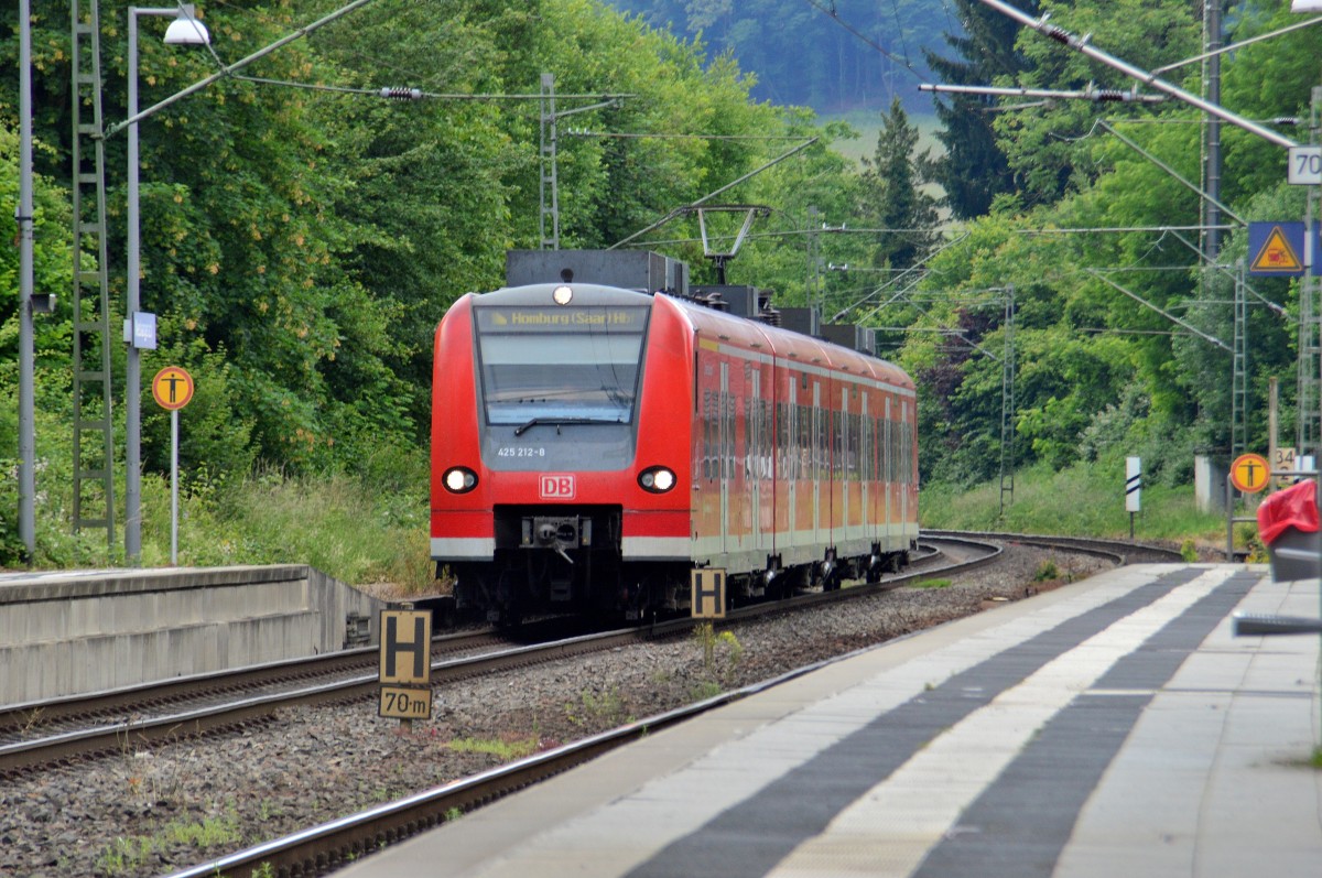 Hier fährt der 425 212-8 in Neckargerach ein.....er fährt nach Homburg Saar am 2.6.2014