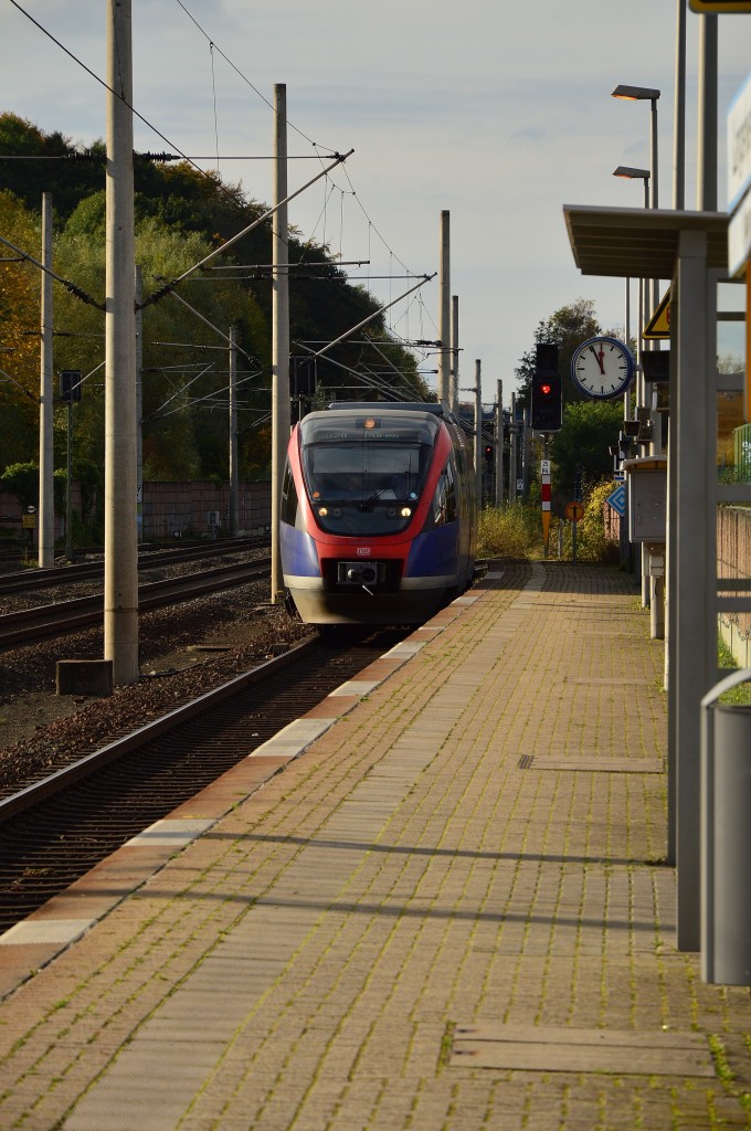 Hier fährt der 643 203 in Langerwehe ein, auf seinem Weg nach Düren Hbf. 26.10.2014