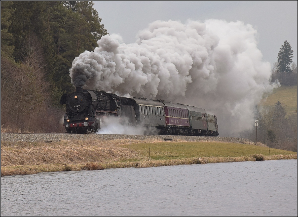 Hier fährt beim Kraftwerk Ruderatshofen die 44 546 mit Volldampf vorbei. Februar 2018.