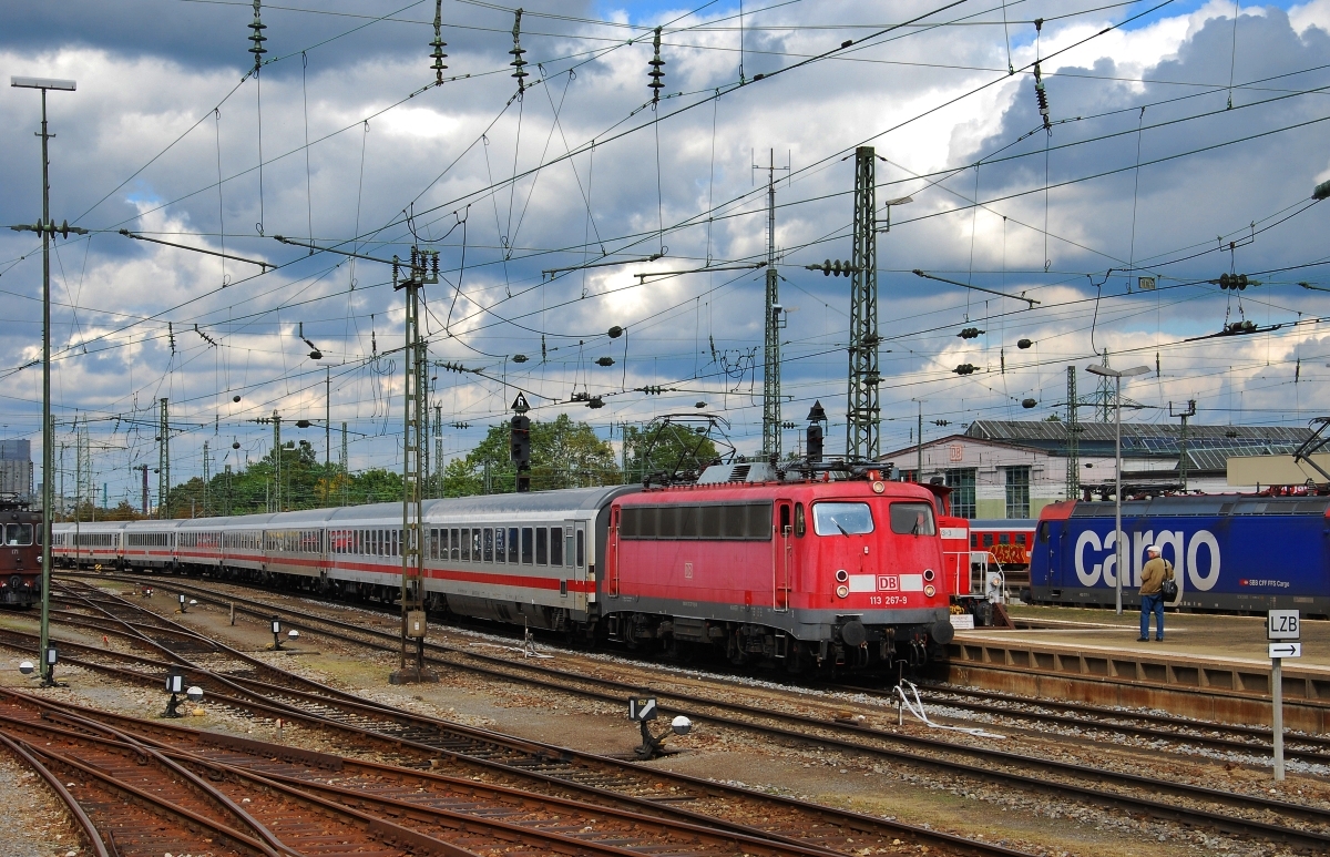 Hier fhrt die Berliner 113 267-9 am 19.09.2013 mit dem Pbz 2459 in den Endbahnhof Basel Bad Bf.