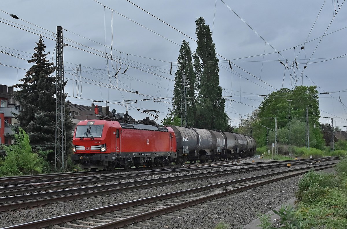 Hier fährt die DB AG Vectron 193 324-1 mit einem Öler aus Odenkirchen kommend in den Rheydter Hbf durch. 25.4.2019