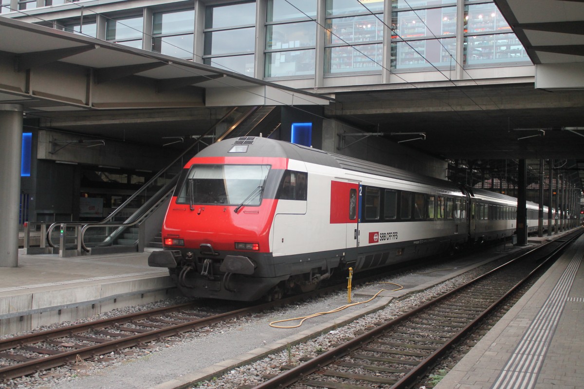 Hier fhrt ein EWIV Steuerwagen am 4.10.13 in Basel SBB ein.