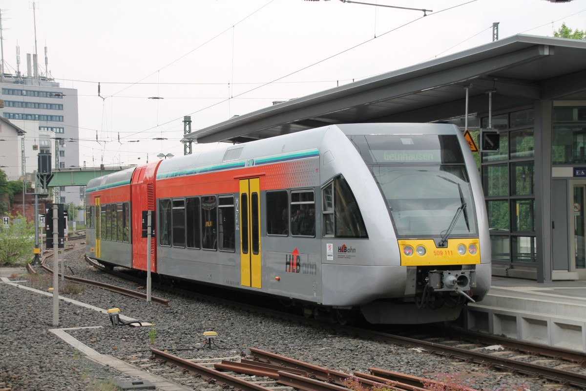 Hier fährt ein GTW 2/6 der HLB mit der Nummer 509 111 am 25.04.14 aus Gießen aus.