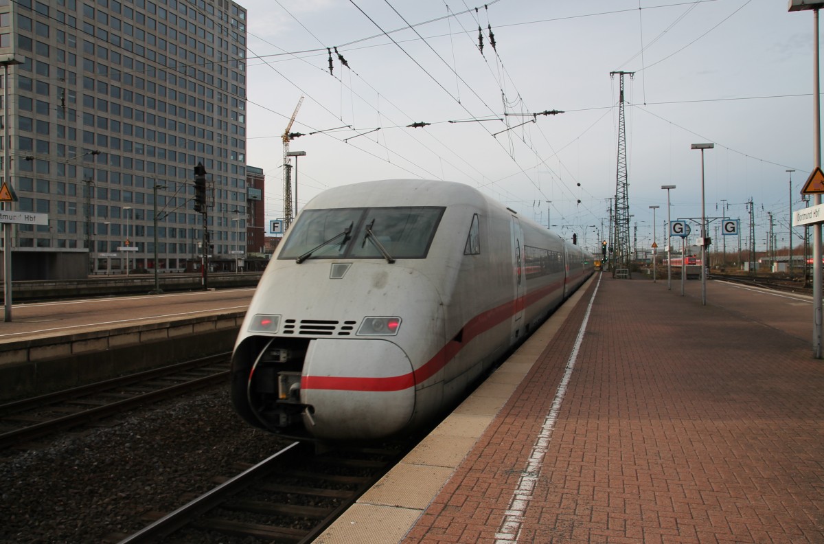 Hier fährt ein ICE 2 Steuerwagen mit defekter Bugklappe am 21.12.13 aus Dortmund Hbf in Richtung Düsseldorf aus.