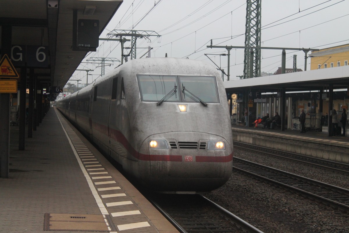 Hier fhrt ein ungewaschener ICE 1 am 17.10.13 in Fulda ein.