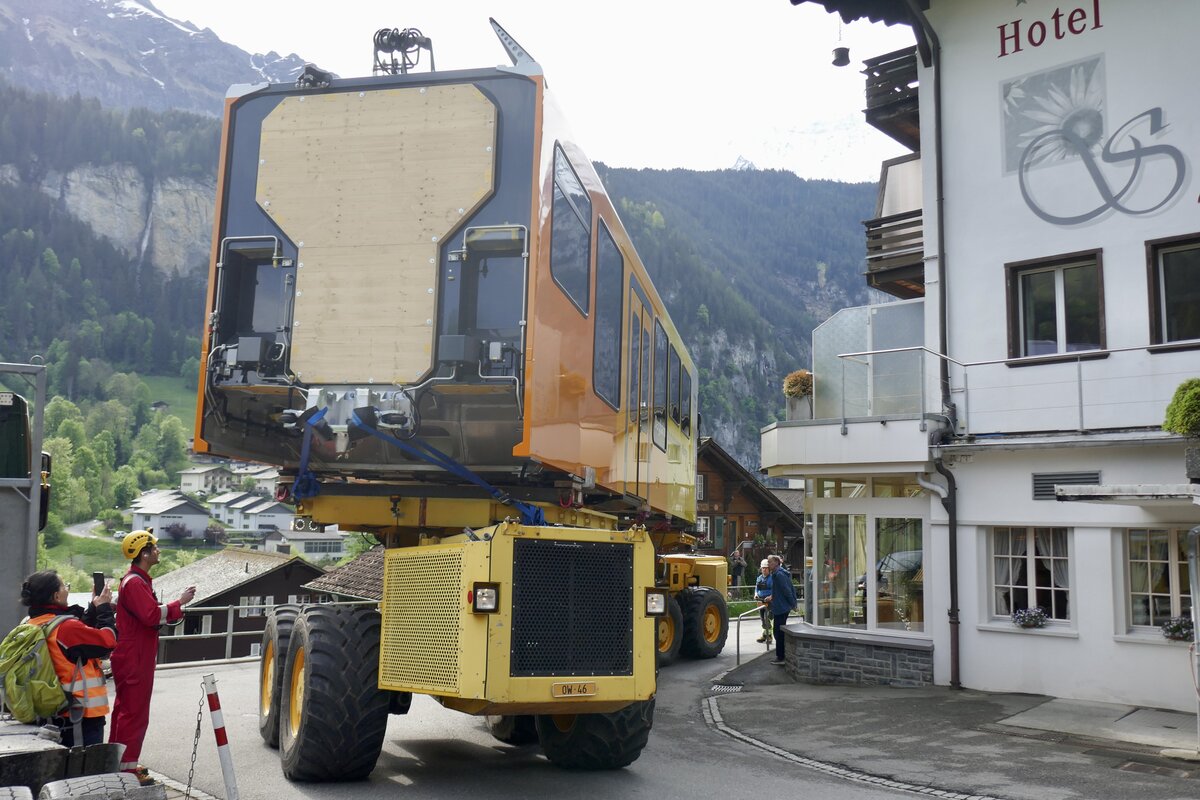 Hier fährt man mit dem ersten Zugteil des Be 4/6 101  Eiger  ums Hotel Silbernhorn am 13.5.24 in Lauterbrunnen.
