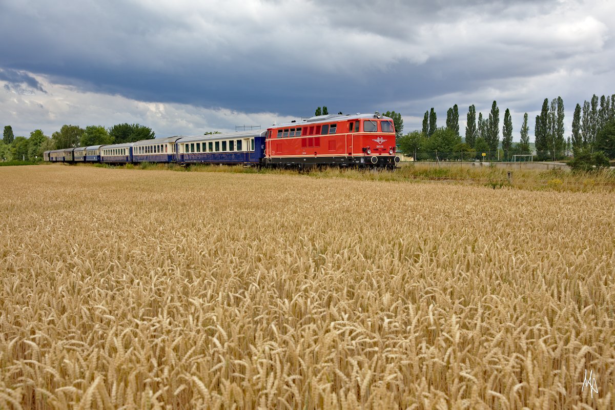 Hier fährt der Nostalgieexpress Leiser Berge gerade an der Dabsch Kaserne in Korneuburg vorbei. Zuglok ist die 2143.56. (23.06.2018)
