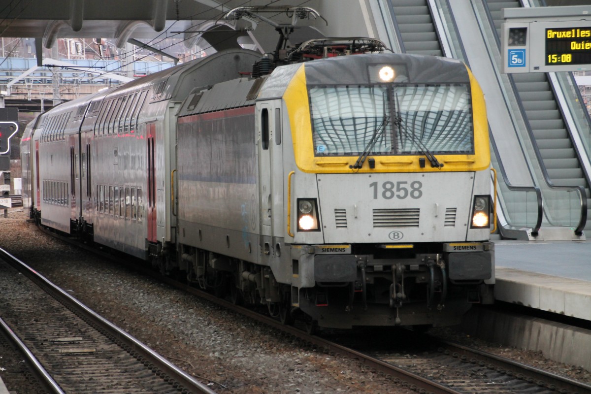 Hier fährt SNCB E-Lok 1858 mit einem Doppelstockzug am 13.1.14 in Liège Guillemins ein.