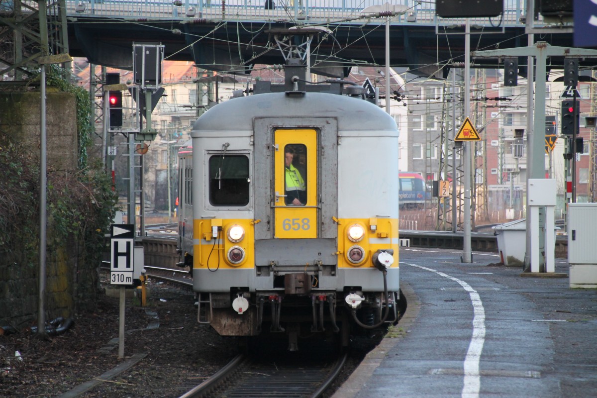Hier fährt SNCB Triebwagen 658 am 13.1.14 als IR q in den Bahnhof Aachen ein. In Kürze wird er dann zurück nach Liège Guillemins fahren.