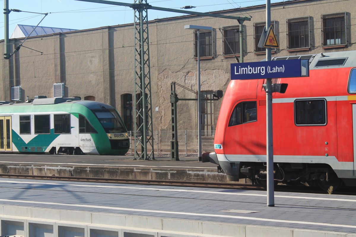 Hier fhrt eine Vectus in den Limburger Bahnhof am 29.9.13 ein um in krze nach Au(Sieg) zu fahren. Der auf dem anderen Gleis stehende Doppelstockzug wird zehn Minuten spter nach Frankfurt aufbrechen.