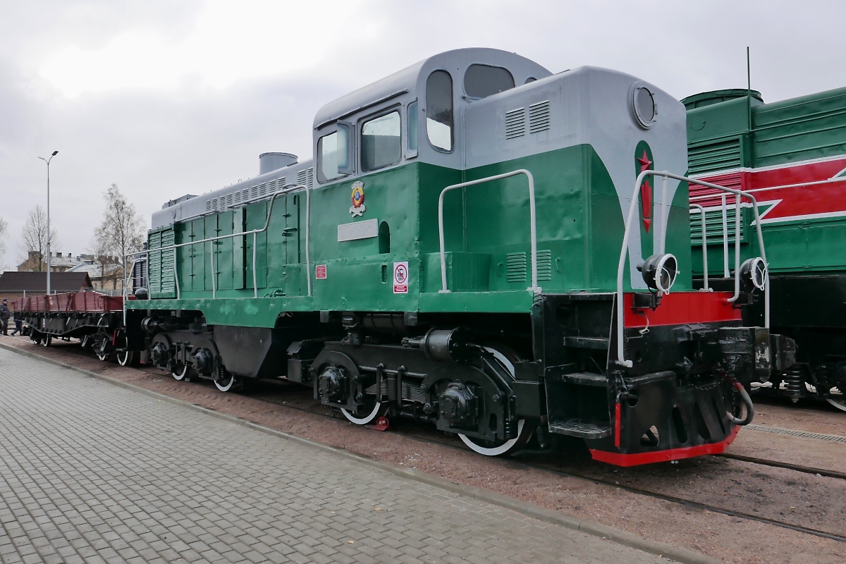 Hier fehlt nur noch die Farbe auf dem Schild der TGM3-021 im Russischen Eisenbahnmuseum in St. Petersburg, 4.11.2017