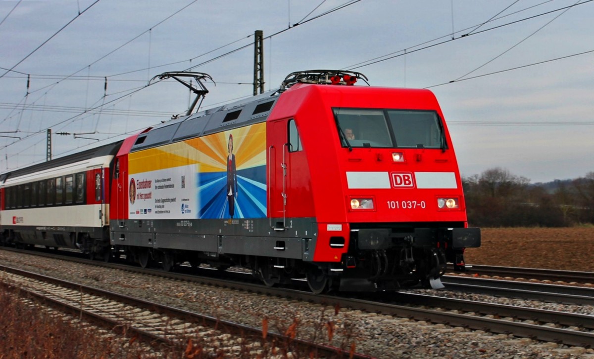 Hier die frische Werbelok 101 037-0  Eisenbahner mit Herz  als Lokportrait, als sie am 25.01.2014 mit dem EC 9 (Hamburg-Altona - Zürich HB) bei der Durchfahrt in Müllheim (Baden) gen Süden. Sie brachten den Zug aus Hamburg-ALtona nach Basel SBB und hat dann den Zug dort einer Schweizer Re 460 übergeben, die den Zug dann bis zum Endabhnhof Zürich HB brachte.