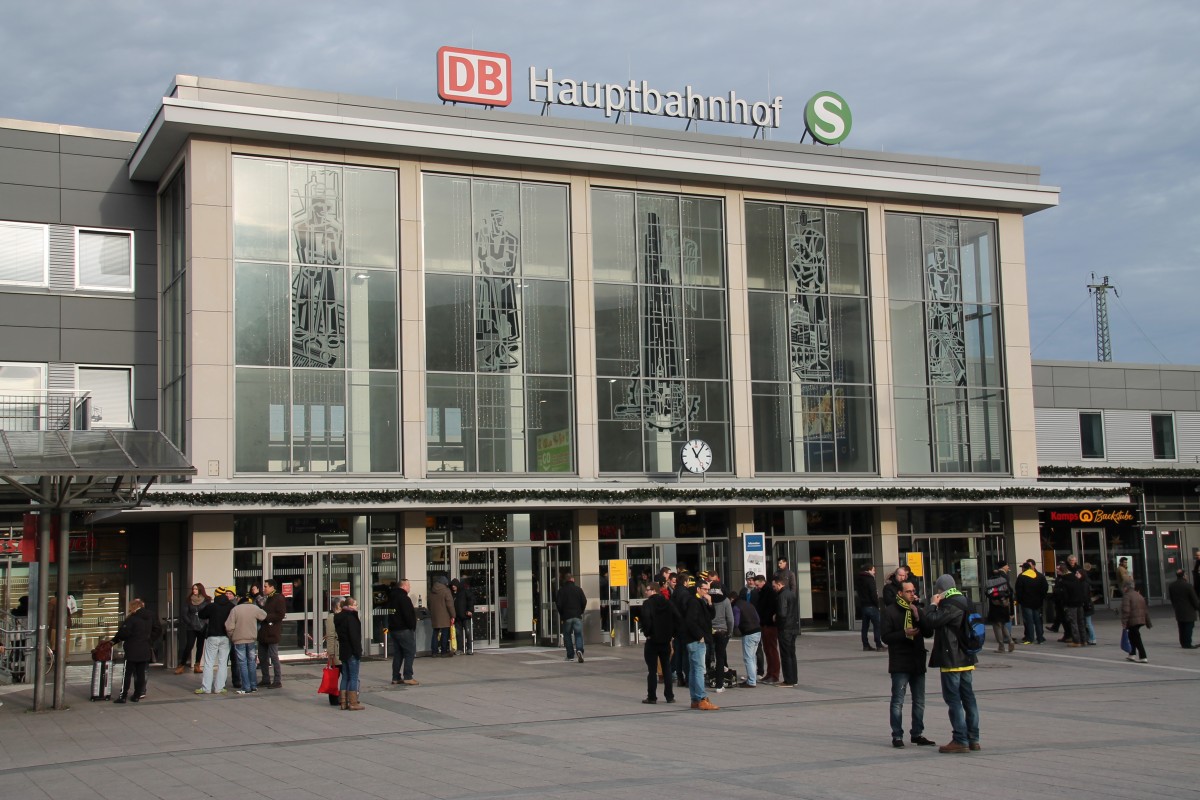 Hier die Frontansicht des Haupteingangs des Dortmunder Hbf. Aufgenommen am 21.12.13