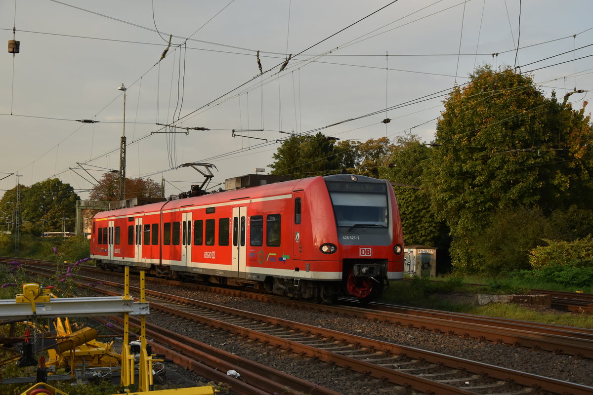 Hier die Frontansicht des soeben vom Bahnsteig Gleis3 abgefahrenen 426 der als RB33 nach Aachen Hbf unterwegs ist am Abend des 26.9.2017