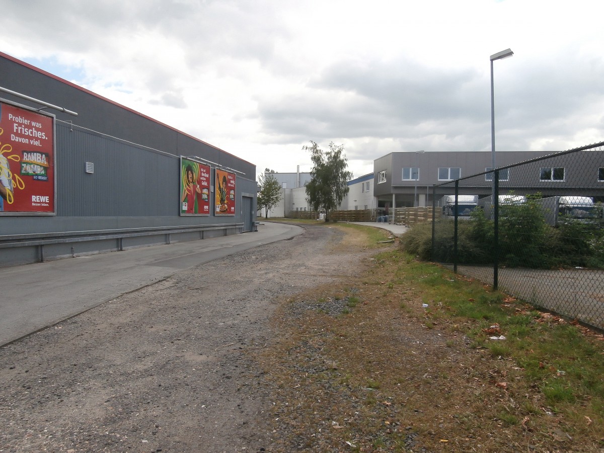 Hier führt das Gleis in einer Kurve an einem REWE Markt vorbei und kreuzt gleich die Magdeburger Straße und führt auf ein Firmengelände. Etwas weiter befand sich eine Weiche wo eine andere Firma einmal einen Gleisanschluss hatte.

Krefeld Uerdingen 22.06.2014