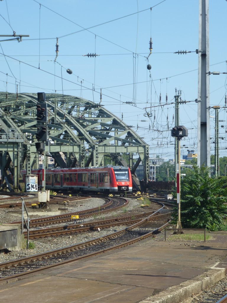 Hier fuhr ein 620er in den Kölner Hbf als RE nach Trier ein.
Aufgenommen am 02.08.2015.