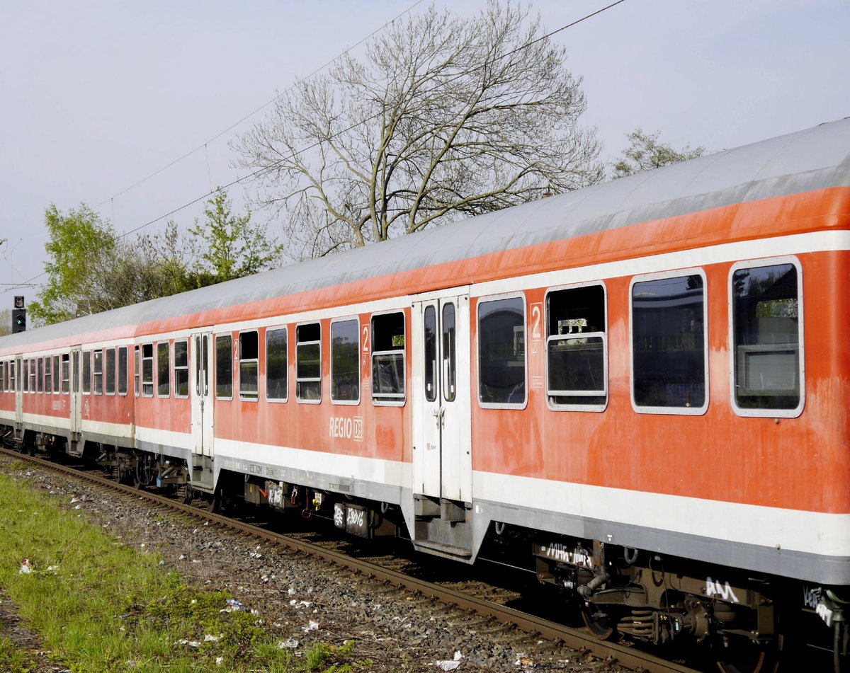 Hier funktioniert die Klimaanlage. Der letzte planmäßige n-Wagenzug von DB-Regio NRW, der RE 8-Verstärker Köln-Deutz - Kaldenkirchen. Aufgenommen bei der Ausfahrt aus Grevenbroich am ersten Sommertag des Jahres 2018 (17.4.). Es schiebt 111 121.
