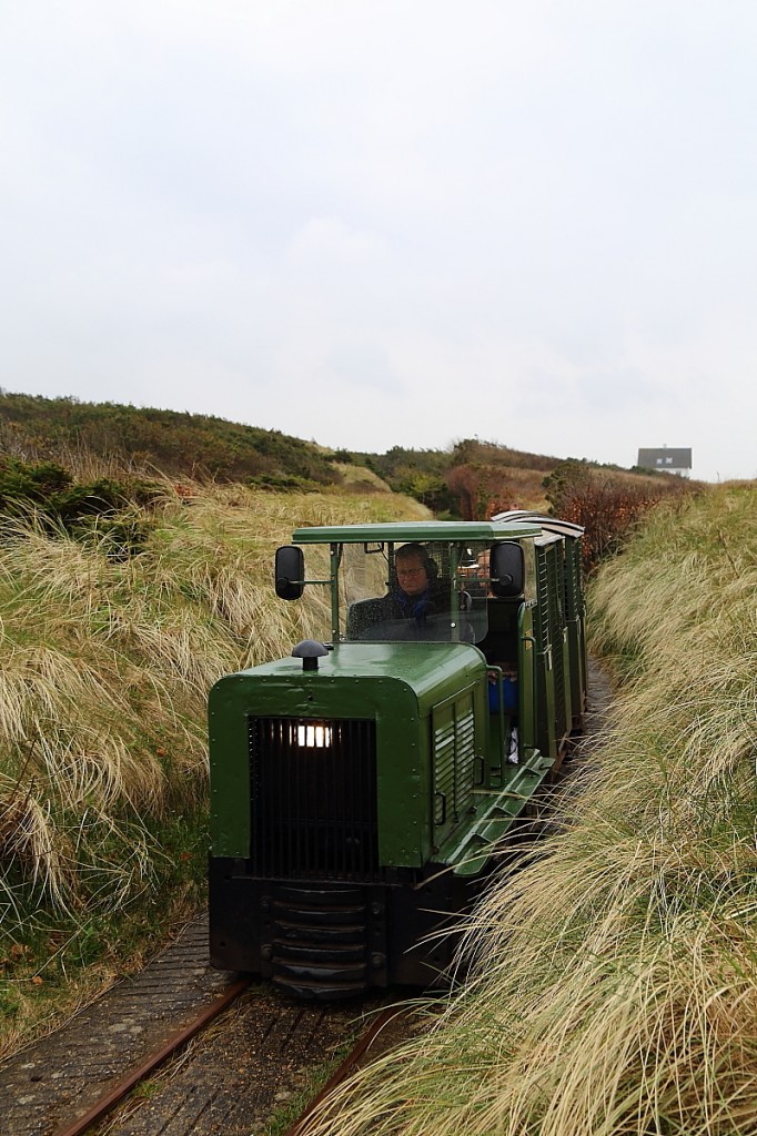 Hier geht es bereits bergab! Noch rollt der Zug der Museumsbahn Hanstholm am 17.04.2014 durch die Küstenlandschaft, wird aber in wenigen Augenblicken in den Geschützbunker abtauchen.