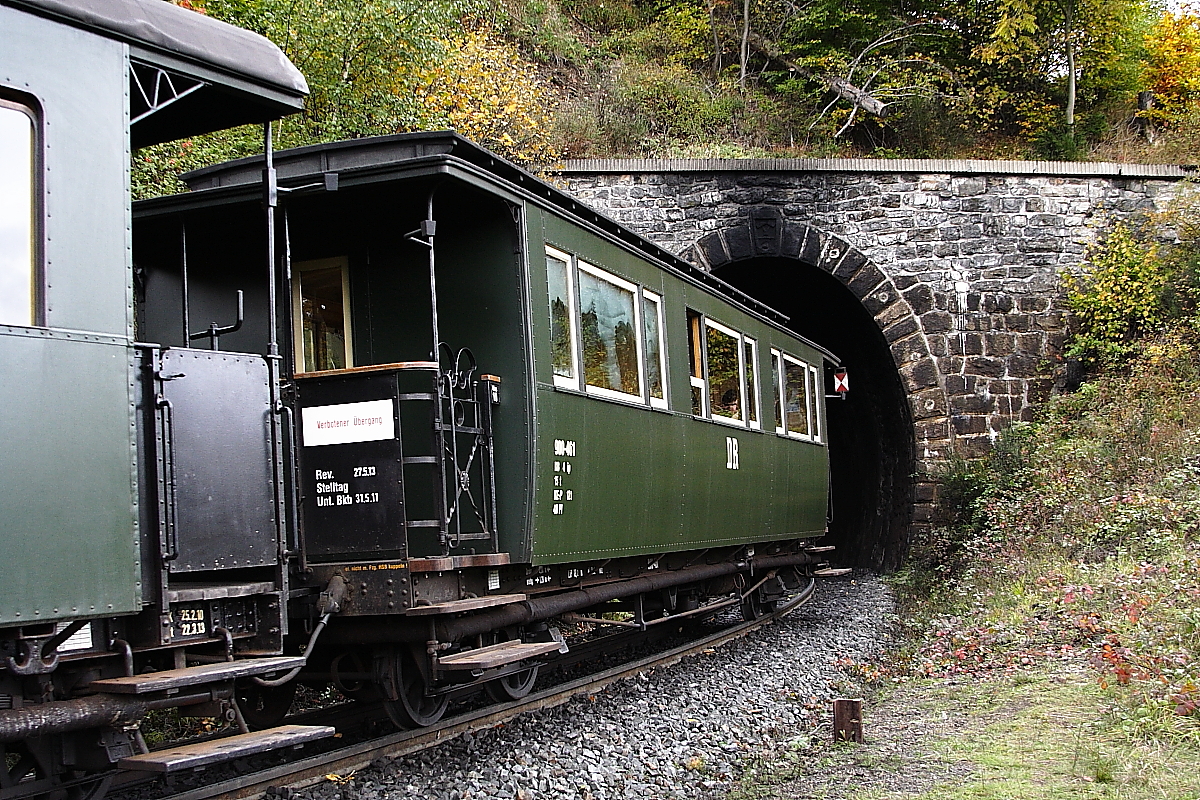 Hier geht`s r�ckw�rts! Nachdem alle Fotofreunde am 18.10.2013 den Sonderzug der IG HSB verlassen haben, wird dieser f�r eine Scheinanfahrt in den Thumkuhlenkopftunnel zur�ckgedr�ckt!