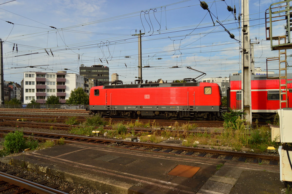 Hier ist gerade 143 194-9 bei der Ausfahrt aus dem Kölner Hbf zu sehen.
Sie hat hier einen RB 27 nach Mönchengladbach am Haken. 2.9.2016