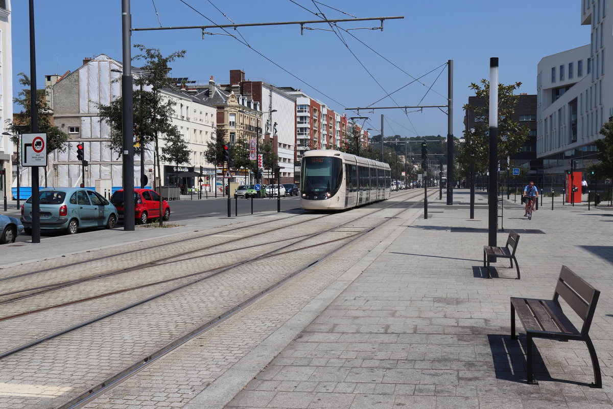 Hier ist gerade eine Straßenbahn der Stadt Le Havre des Typs Citadis wenige Meter vor der Station  Université . Le Havre liegt im Norden Frankreichs in der Region Normandie.
Foto im Juli 2018 und von SignalGrün  [Trainsptt] Fotos bzw. SignalGrün. 
Bild der Situation Nr. 2