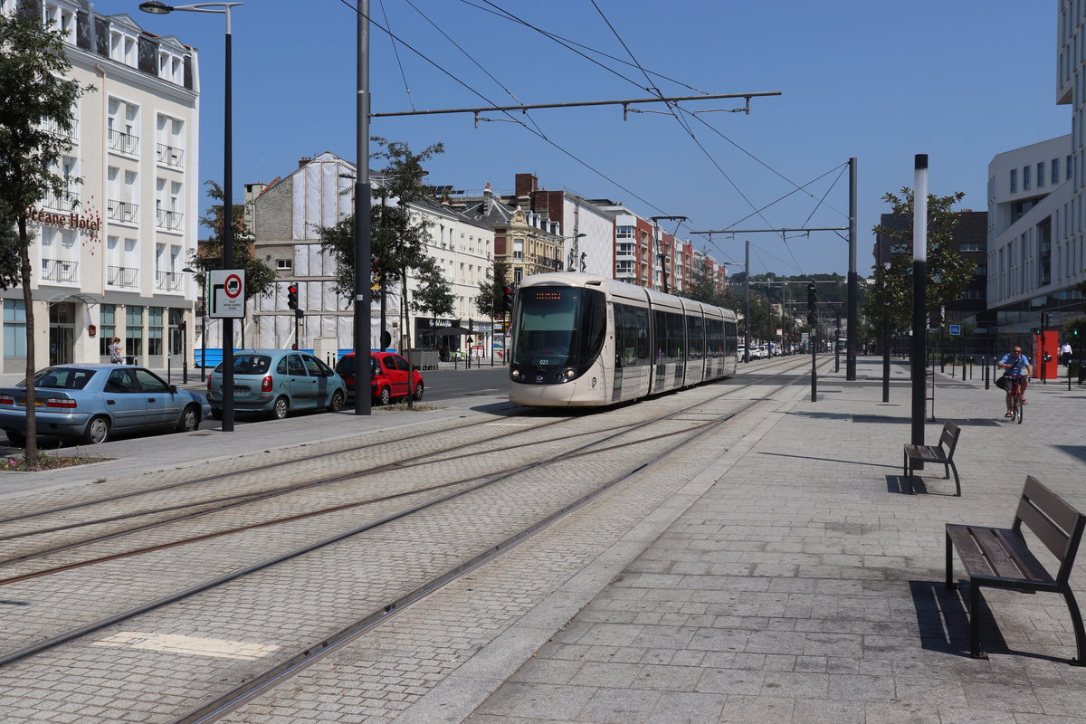 Hier ist gerade eine Straßenbahn der Stadt Le Havre des Typs Citadis wenige Meter vor der Station  Université . Le Havre liegt im Norden Frankreichs in der Region Normandie.
Foto im Juli 2018 und von SignalGrün  [Trainsptt] Fotos bzw. SignalGrün. 
Bild der Situation Nr. 1
