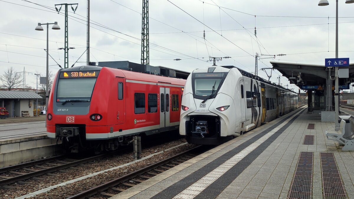 Hier in Graben-Neudorf zu sehen sind die beiden sich im Einsatz befindlichen Baureihen der S-Bahn Rhein-Neckar. 
Auf Gleis 3 steht die BR 463 als S9 (S 38933) nach Karlsruhe Hbf.
Auf Gleis 4 steht die BR 425 als S33 (S 38432) nach Bruchsal.

Aufgenommen am 05.03.2023 um 11:14 Uhr.
