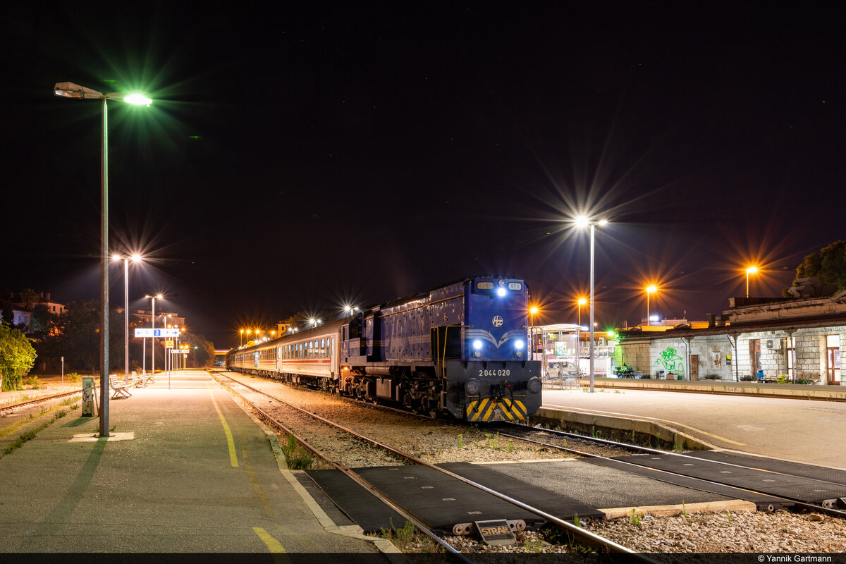 Hier ist HŽPP 2044 020 am 11.08.2021 kurz vor der Abfahrt mit dem Nachtzug B 820 von Split nach Zagreb Glavni Kol im Bahnhof Split zu sehen.