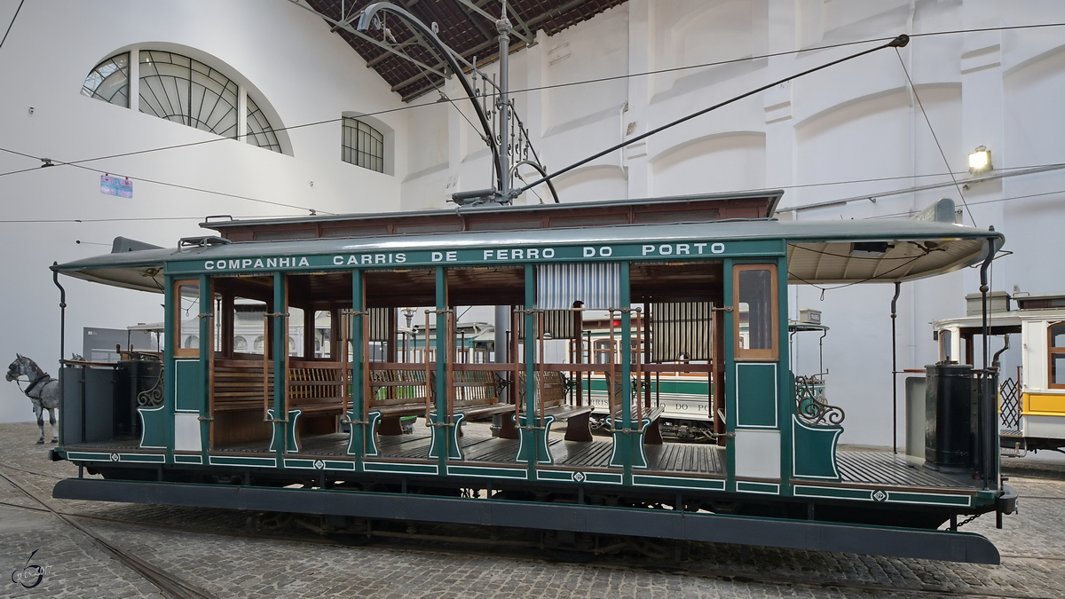 Hier haben wir einen Nachbau des offenen Straßenbahnwagens No. 100. Das Original wurde bei einem Feuer im Depot Boavista Ende Februar 1928 zerstört. Ursprünglich ab 1910 von Mauleseln gezogen, wurde später ein Dampfmaschine eingebaut bis am Ende ein elektrischer Antrieb Anwendug fand. (Museu do Carro Eléctrico Porto, Januar 2017)