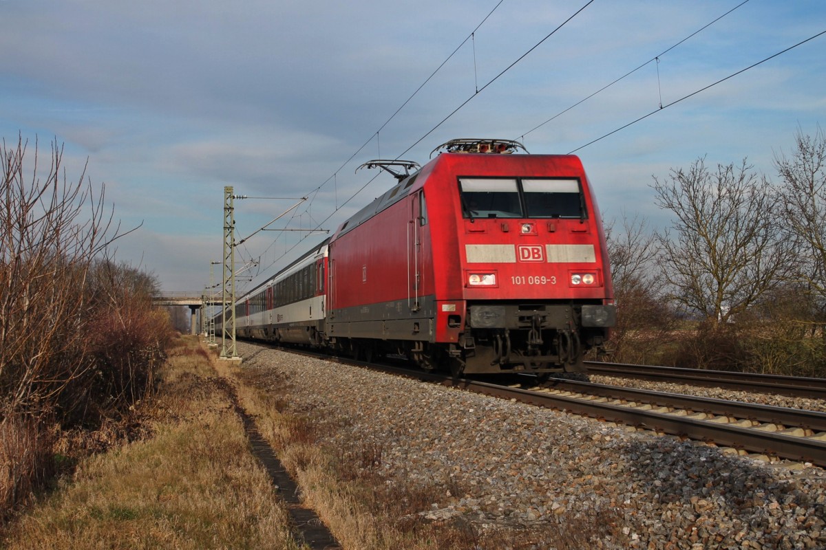 Hier die Hamburger 101 069-3 mit dem EC 9 (Hamburg-Altona - Zürich HB) südlich von Buggingen auf der KBS 703.
