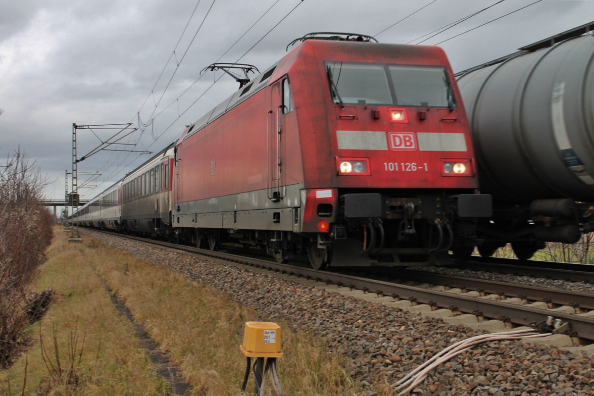 Hier die Hamburger Metropolitan-Lok 101 126-1 am 03.01.2014 mit dem EC 9 (Hamburg-Altona - Zürich HB) nördlich von Müllheim (Baden) gen Katzenbergtunnel.