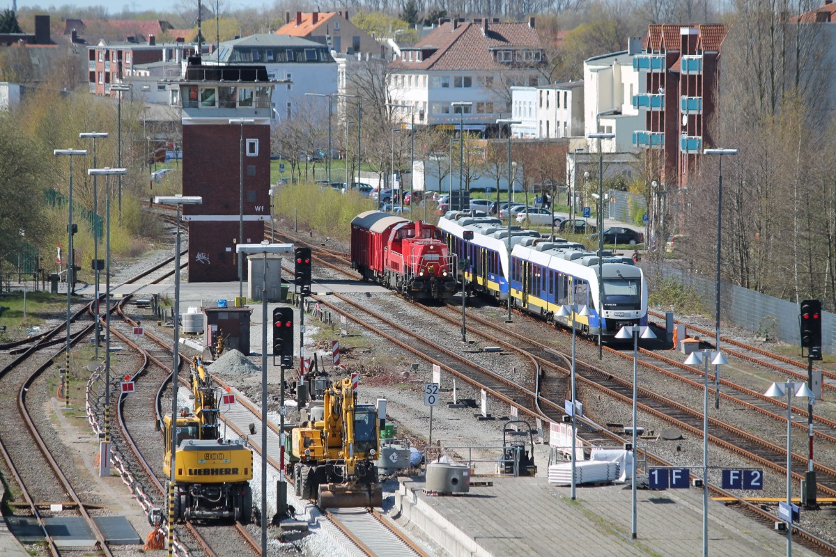 Hier hat 648 872-9 der NWB bei einer Rangierfahrt im Bf Wilhelmshaven eine geschlossene Gleissperre überfahren und ist dabei Entgleist auf dem Bahnübergang Metzerweg zum stehen gekommen.Hinzugezogen wurde die 265 018-2 mit Einheitshilfsgerätewagen.Ob hier ein Technischer defekt vorlag oder ob das Rangiersignal mißachtet wurde ist mir nicht bekannt. 18/04/2015