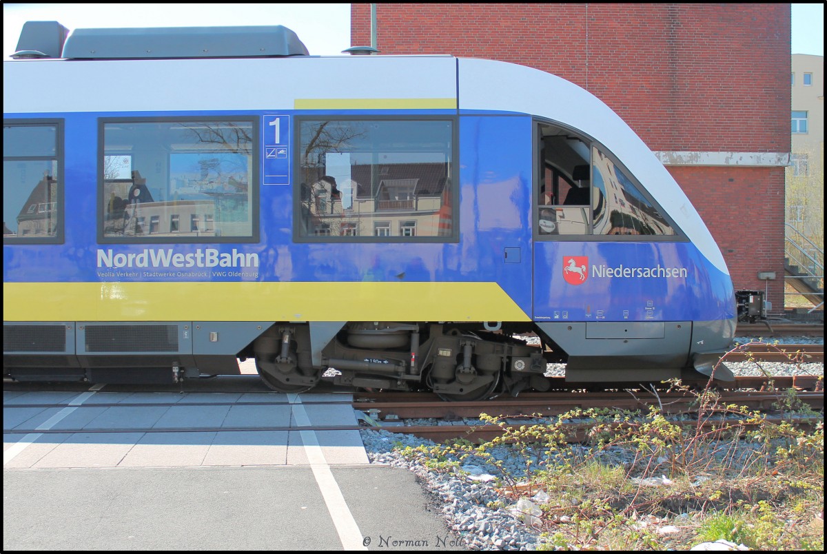 Hier hat 648 872-9 der NWB bei einer Rangierfahrt im Bf Wilhelmshaven eine geschlossene Gleissperre überfahren und ist dabei Entgleist auf dem Bahnübergang Metzerweg zum stehen gekommen.Ob hier ein Technischer defekt vorlag oder ob das Rangiersignal mißachtet wurde
ist mir nicht bekannt. 18/04/2015