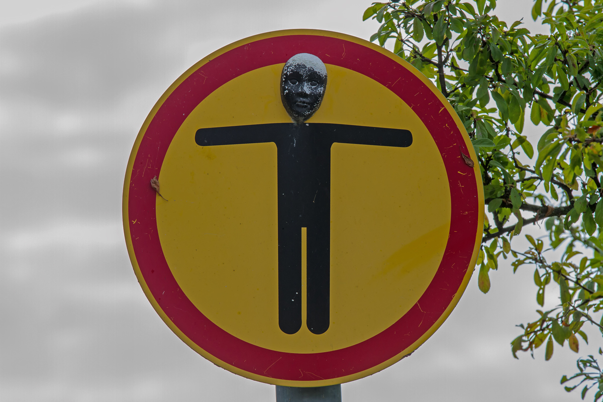 Hier hat ein lustiger Zeitgenosse einem Schild ein Gesicht verliehen oder er wollte darauf aufmerksam machen, dass dieses Schild in cca. 2,50m und an der Barrierefreien Abfahrt am Ende des Bahnsteiges in Lauterbach Mole etwas fehl am Platze ist. - 22.09.2013