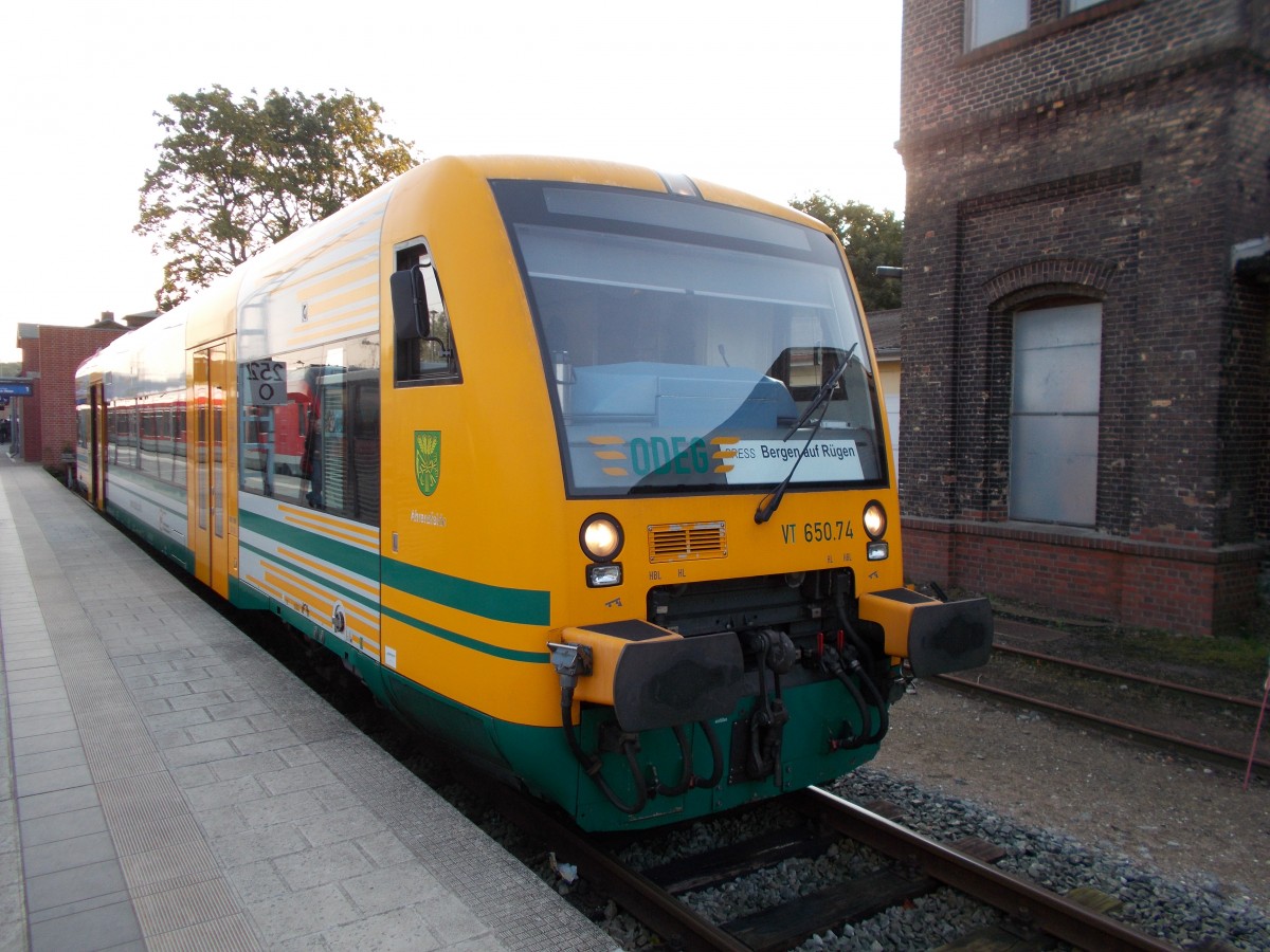 Hier hat es nicht etwa bei Nacht und Nebel einen Betreiberwechsel auf der Strecke Bergen/Rügen-Lauterbach Mole gegeben ? Die Antwort ist nein denn der ODEG VT650 74 ist nur als Ersatz für den PRESS VT650 032 da und die Strecke wird auch weiterhin von der PRESS betrieben.Aufnahme am 05.August 2014 vor der Abfahrt in Bergen/Rügen.